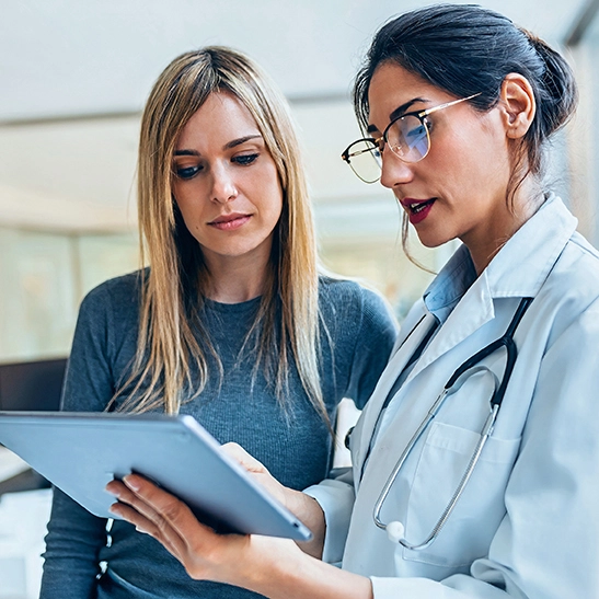 Doctor explaining to a patient their PI diagnosis